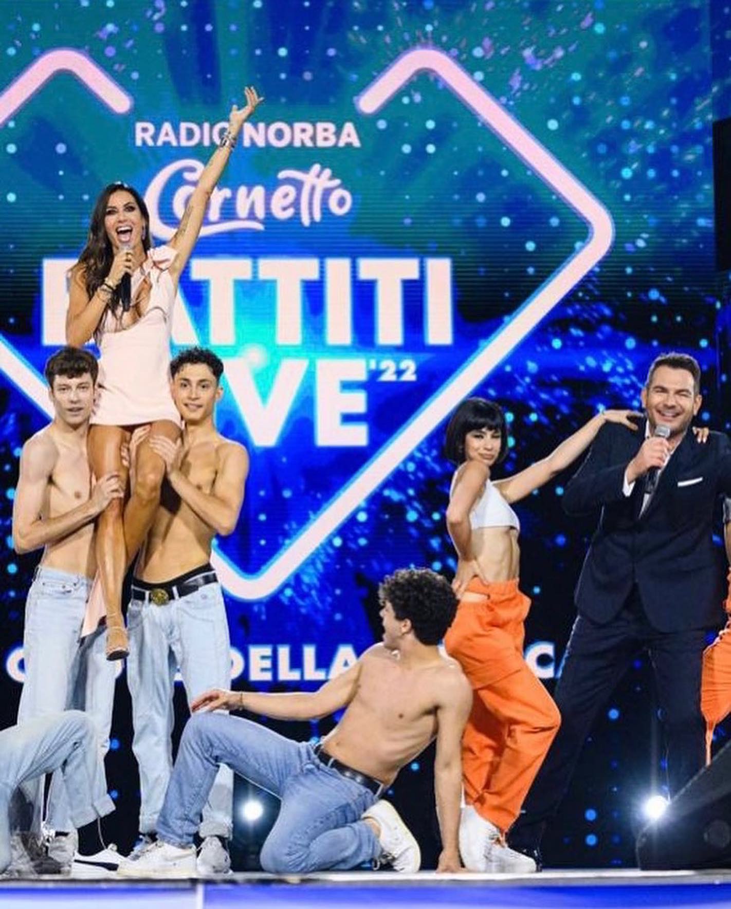 Elisabetta Gregoraci Tanta musica, sorrisi e adrenalina pura! 

Questa sera torna
 su  
21:20 

Vi po...