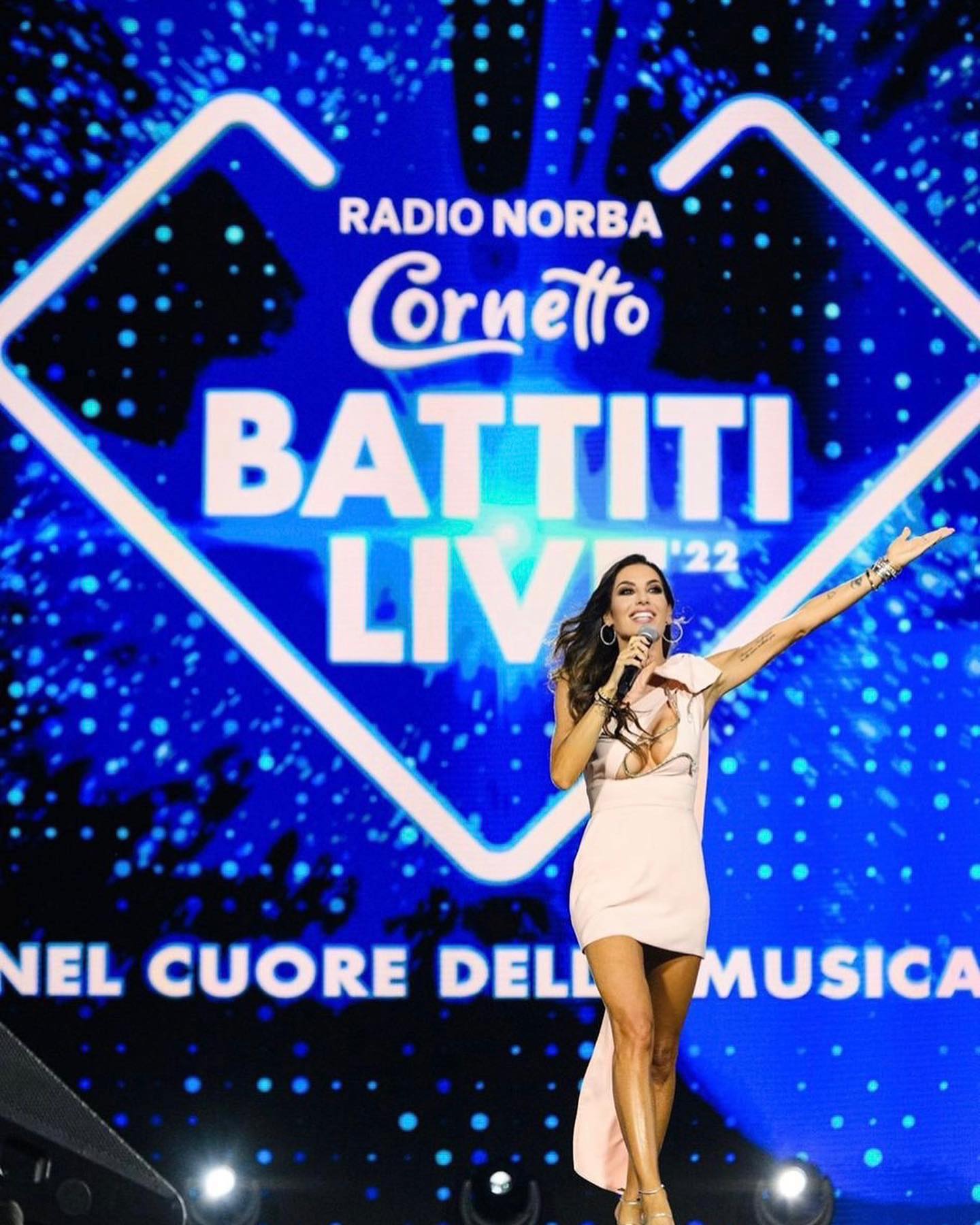 Elisabetta Gregoraci Tanta musica, sorrisi e adrenalina pura! 

Questa sera torna
 su  
21:20 

Vi po...