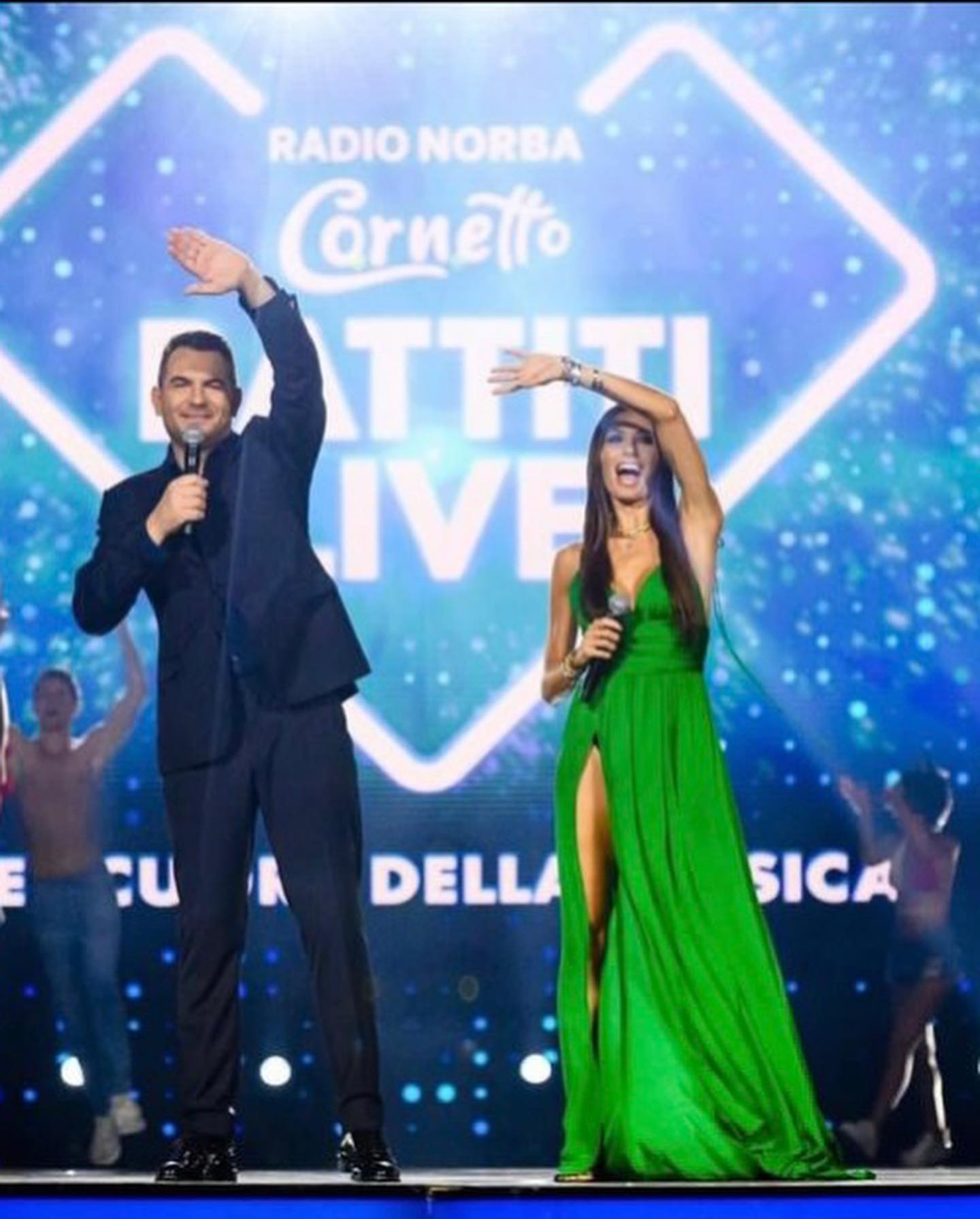 Elisabetta Gregoraci Siamo alla 3ª tappa di  !

I vostri occhi, i vostri Cuori.. li vedo!
Le vostre m...