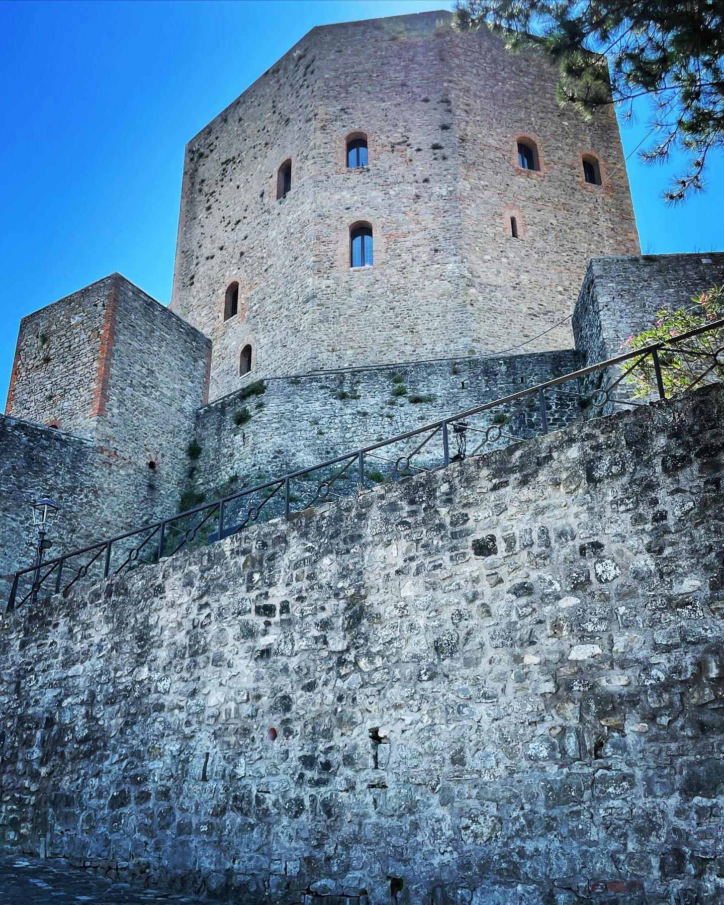 Martina Colombari Oggi in gita nell’ entroterra romagnolo - LA ROCCA DEGLI ETERNI AMANTI “Castello...