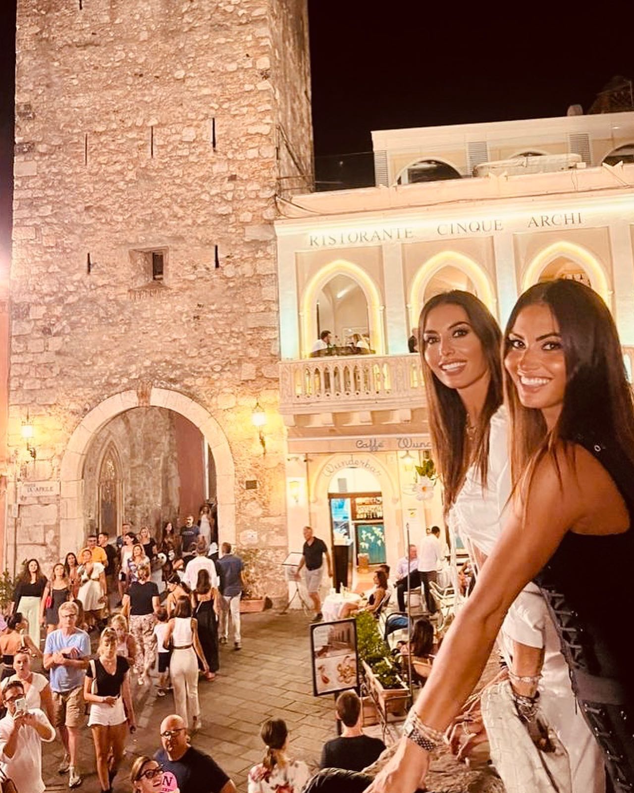 Elisabetta Gregoraci • Ci sono posti che porti sempre nel cuore .. ricordi lontani sempre presenti .....