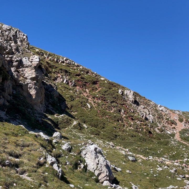 Martina Colombari Delle montagne mi piace l'assoluta semplicità. Quando sei in camminata, in scala...