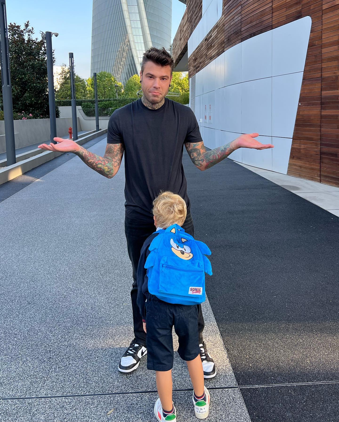 Fedez Entusiasmo da primo giorno di scuola...