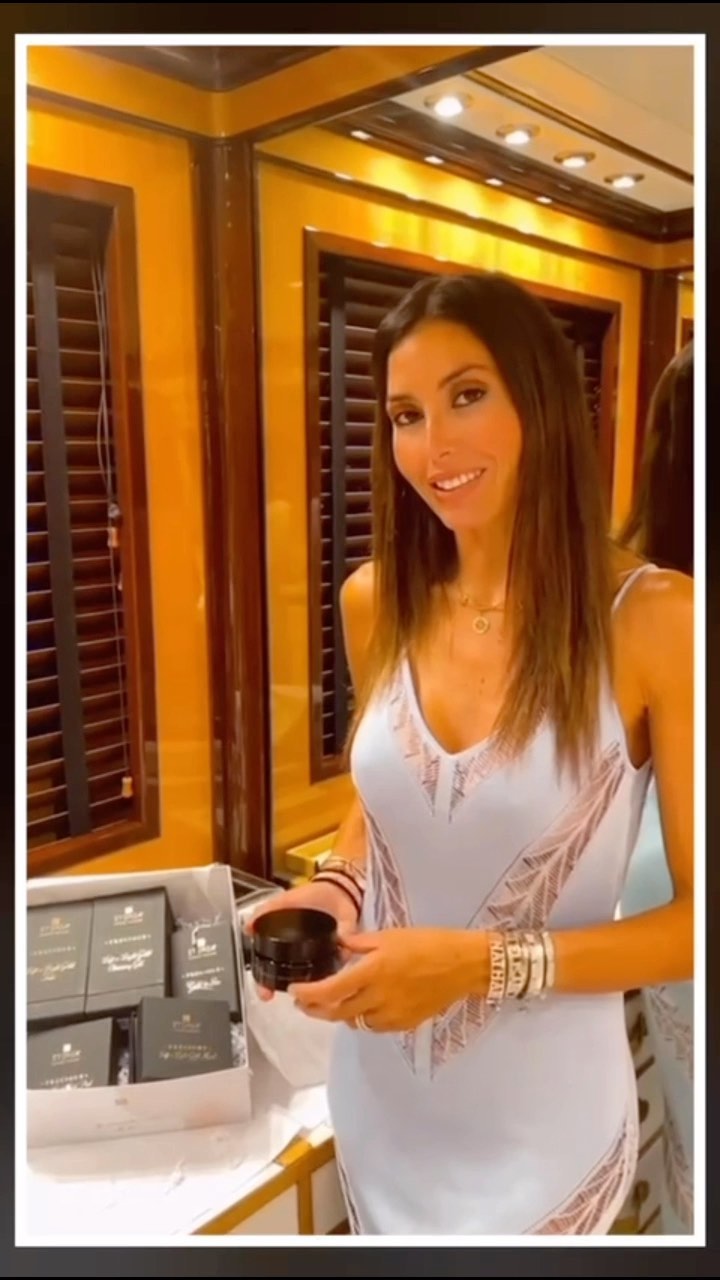 Elisabetta Gregoraci Gold Mask di  una trattamento che sto usando da un po’ di tempo veramente innova...