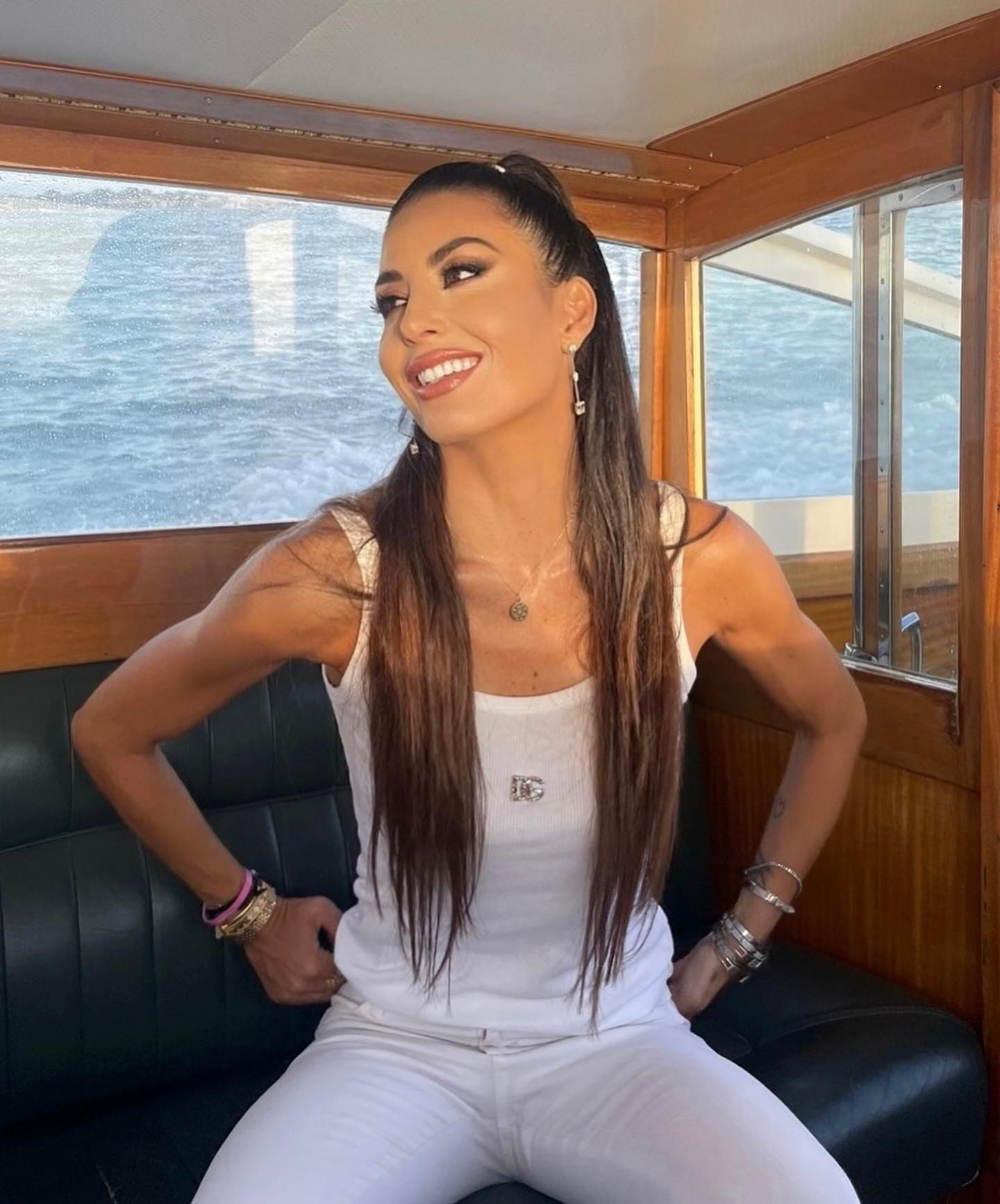 Elisabetta Gregoraci • “Se con un tacco ti vedrai alta, con l’amore per te stessa ti vedrai immensa.”...