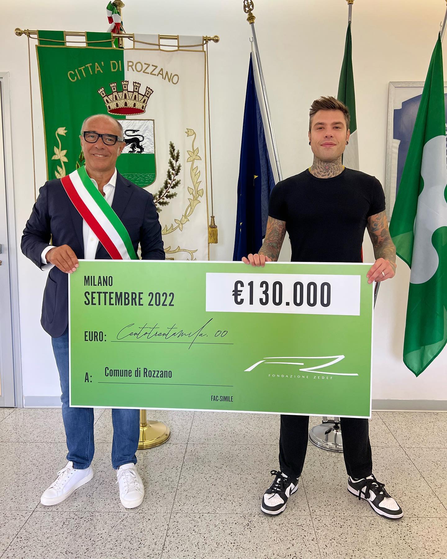 Fedez Oggi ho consegnato presso il comune di Rozzano l’assegno da 130mila euro che la ...