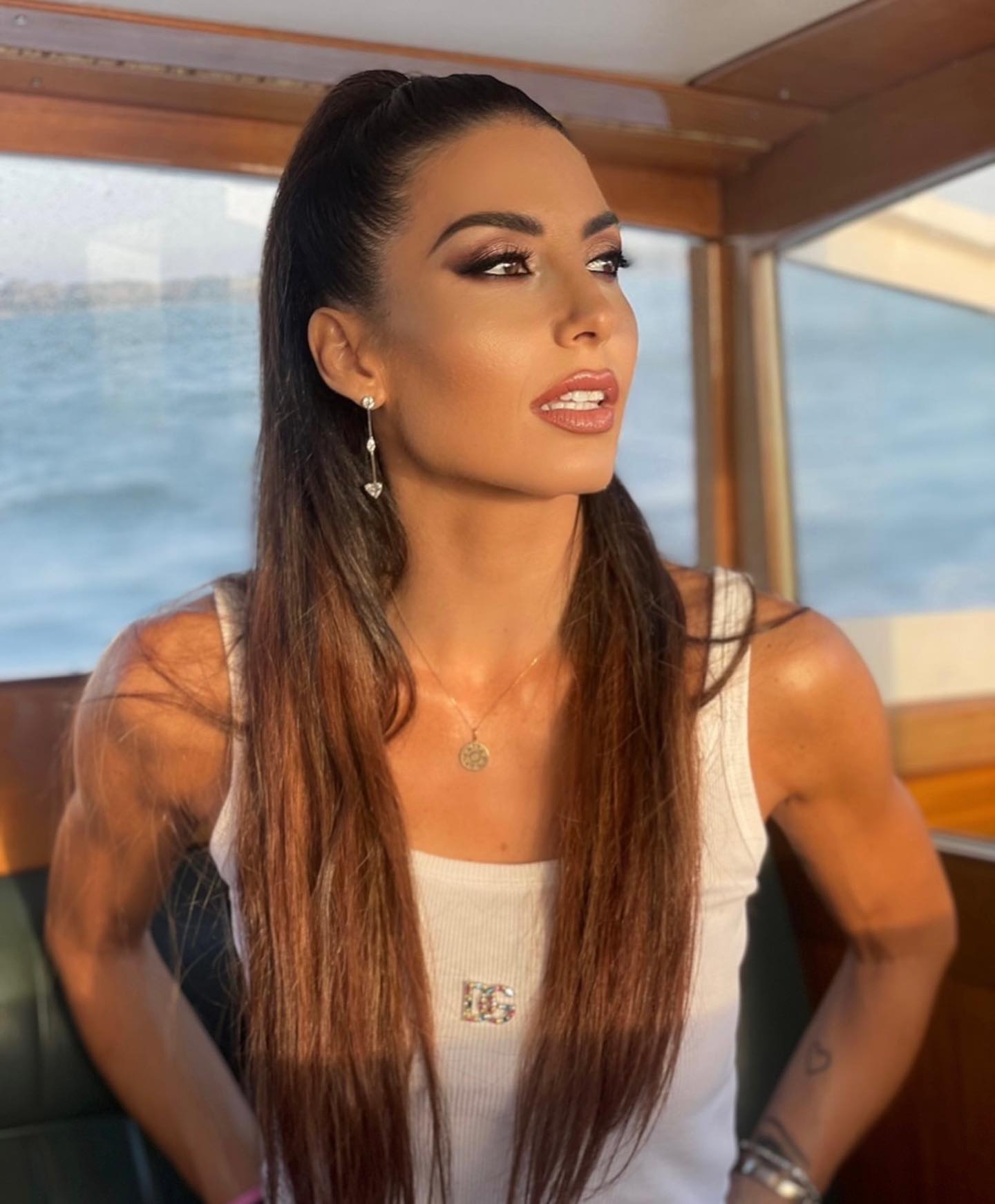 Elisabetta Gregoraci • “Se con un tacco ti vedrai alta, con l’amore per te stessa ti vedrai immensa.”...