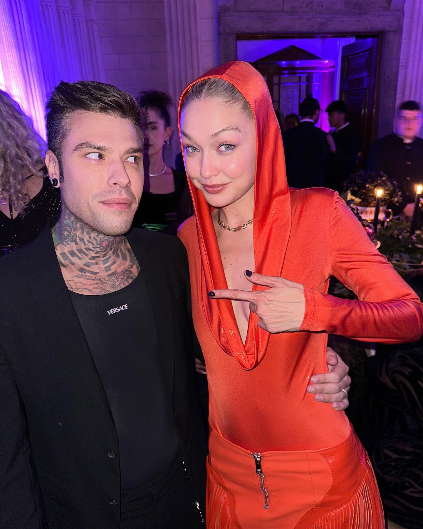 Fedez Esiste un universo parallelo dove Gigi Hadid ogni anno mi chiede la foto...