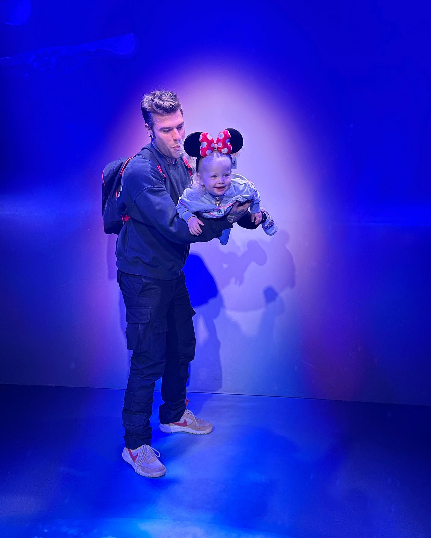 Fedez I miei figli mi hanno portato a Disneyland...