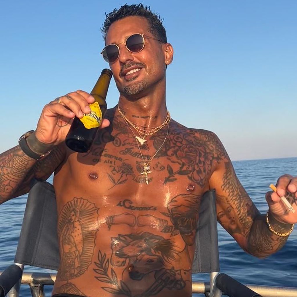 Fabrizio Corona SELFIE IN CABINA ELETTORALE…. E GODIAMOCI ANCORA UN PO’ DI SOLE , FINCHÉ È GRATI...