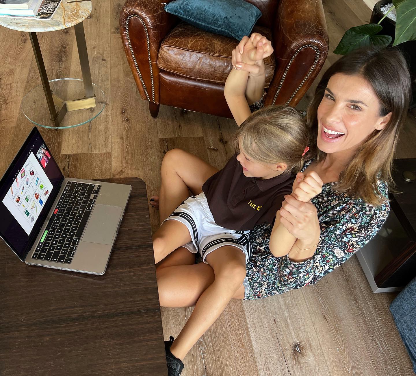 Elisabetta Canalis Bonjour à tout le monde! 

Io e Skyler stiamo migliorando sempre più  il nostro ...