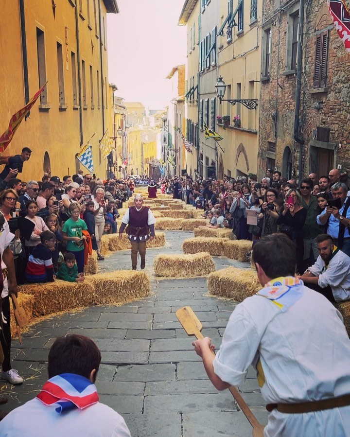 Selvaggia Lucarelli Poche ore a Volterra per accompagnare  a ritirare il premio Volterra22 per la na...