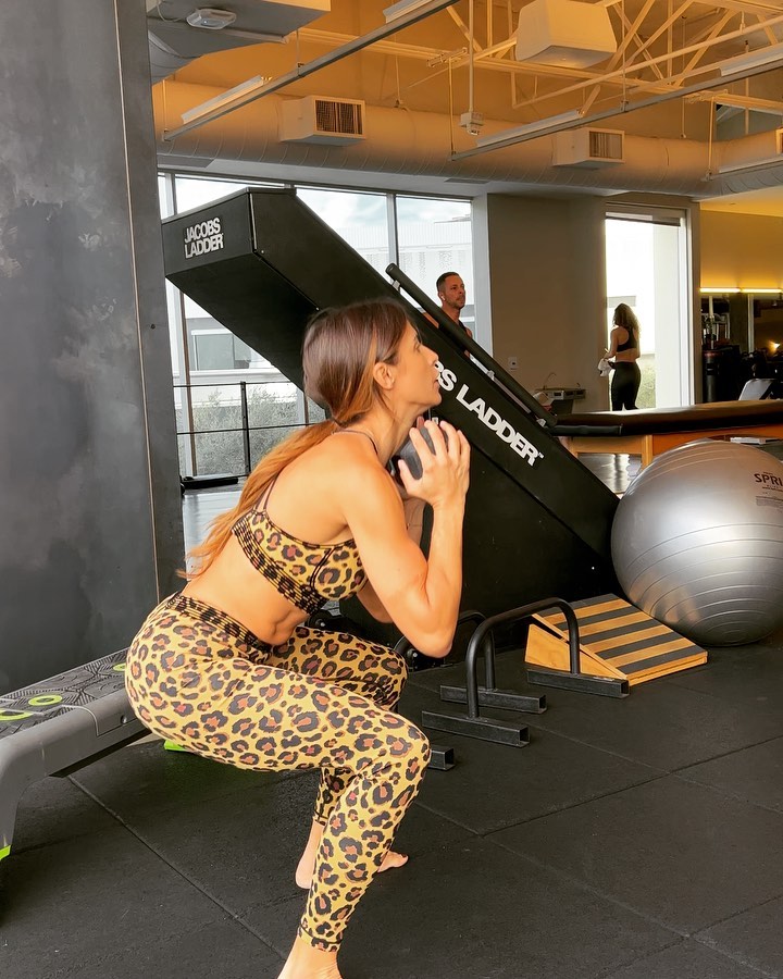 Elisabetta Canalis Legs/glutes workout  

45” work | 15” rest 3-5 rounds 

1 plank to curl
2 knee t...