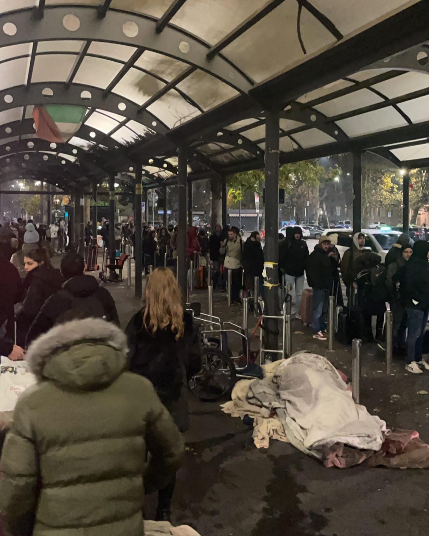 Selvaggia Lucarelli Stanotte alla stazione centrale di Milano questa era la situazione taxi. Quella ...