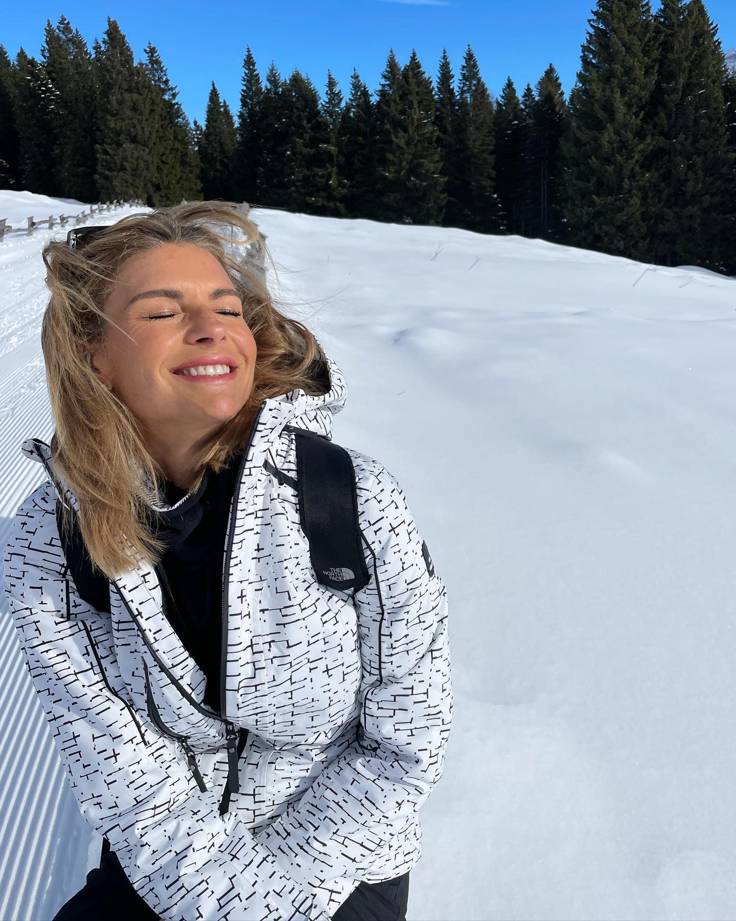 Martina Colombari Di più bello che camminare in montagna col silenzio, il cielo blu, e un sole spl...