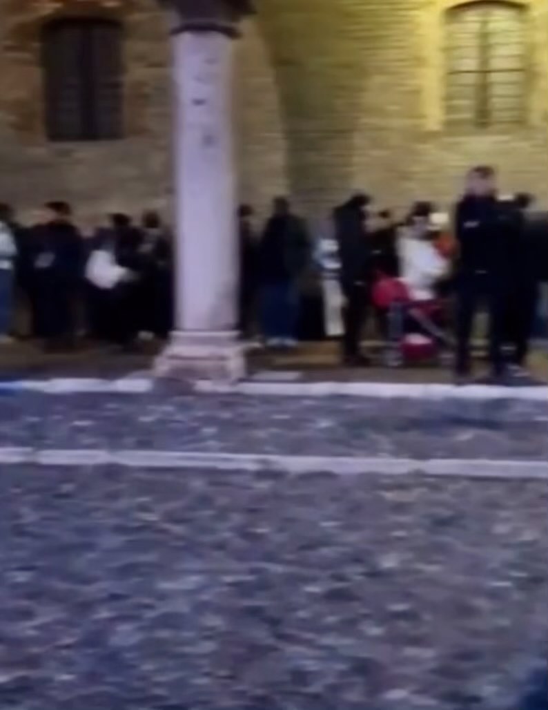 Selvaggia Lucarelli Questa è Mantova, fila passaporti con gente che si è piantata lì dalla notte per...