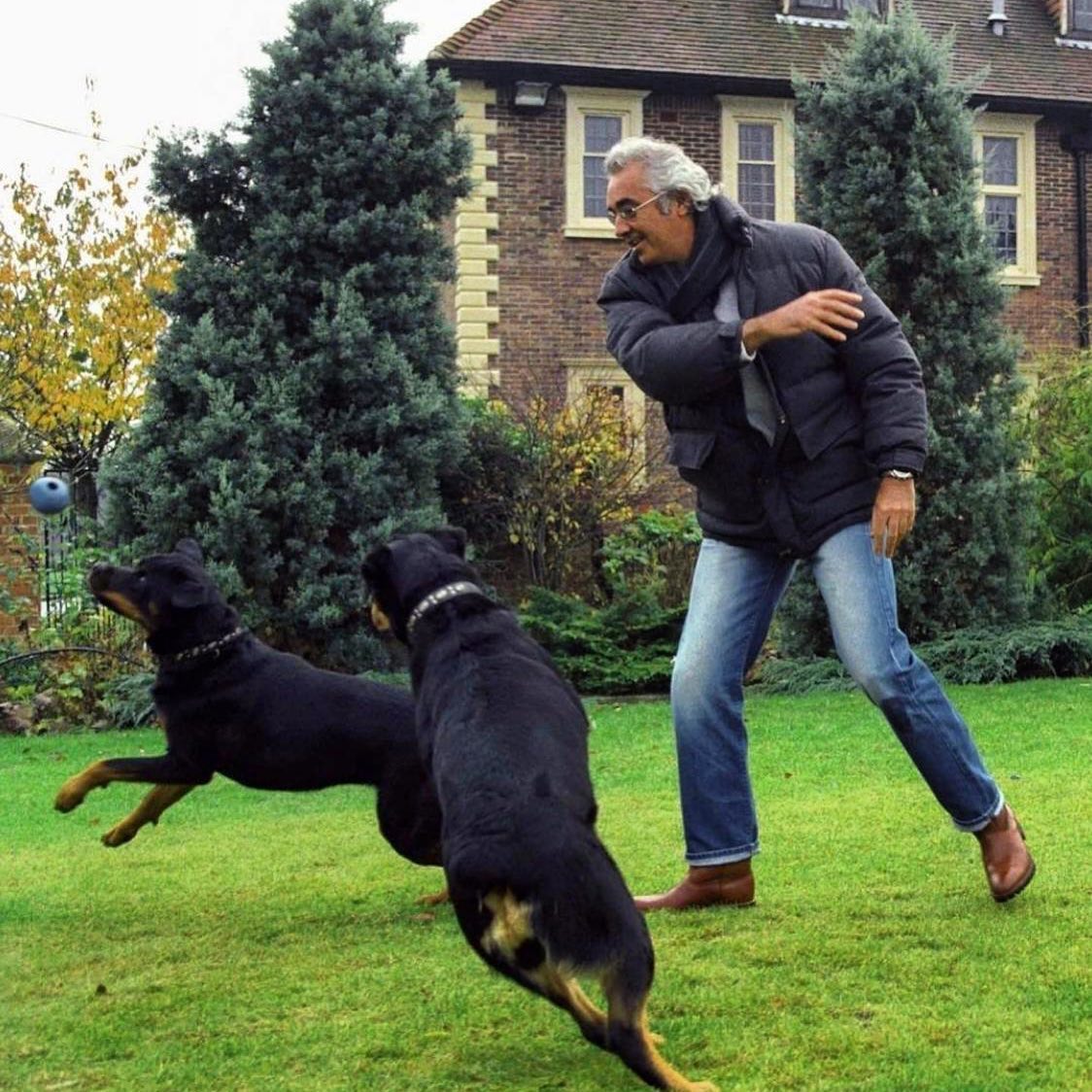 Flavio Briatore Anni fa in Inghilterra.

Years ago in Uk....