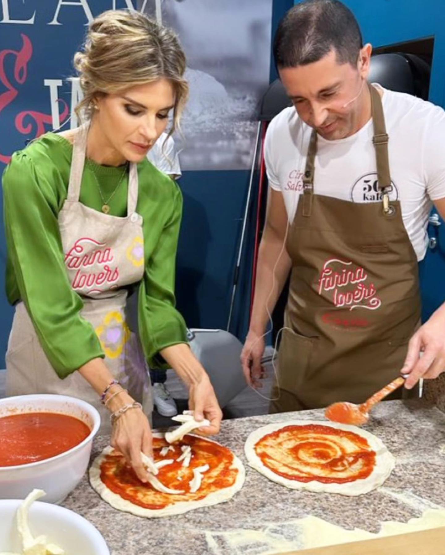 Martina Colombari Ma tu vulive 'a pizza
'A pizza, 'a pizza
Cu 'a pummarola 'ncoppa
Cu 'a pummarola...