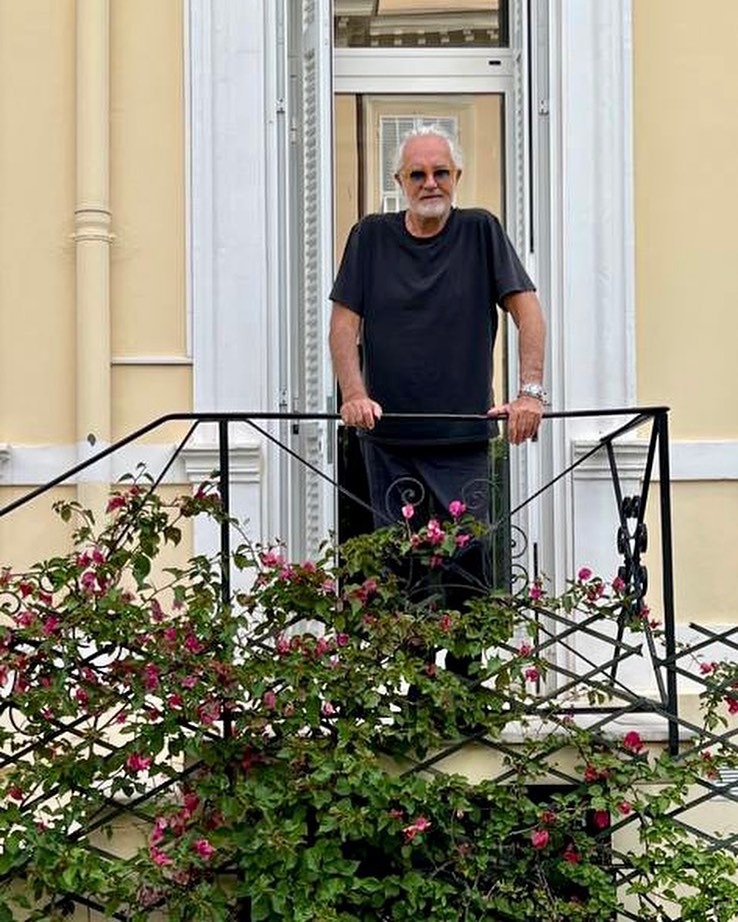 Flavio Briatore Iniziamo la giornata con un po’ di giardinaggio...