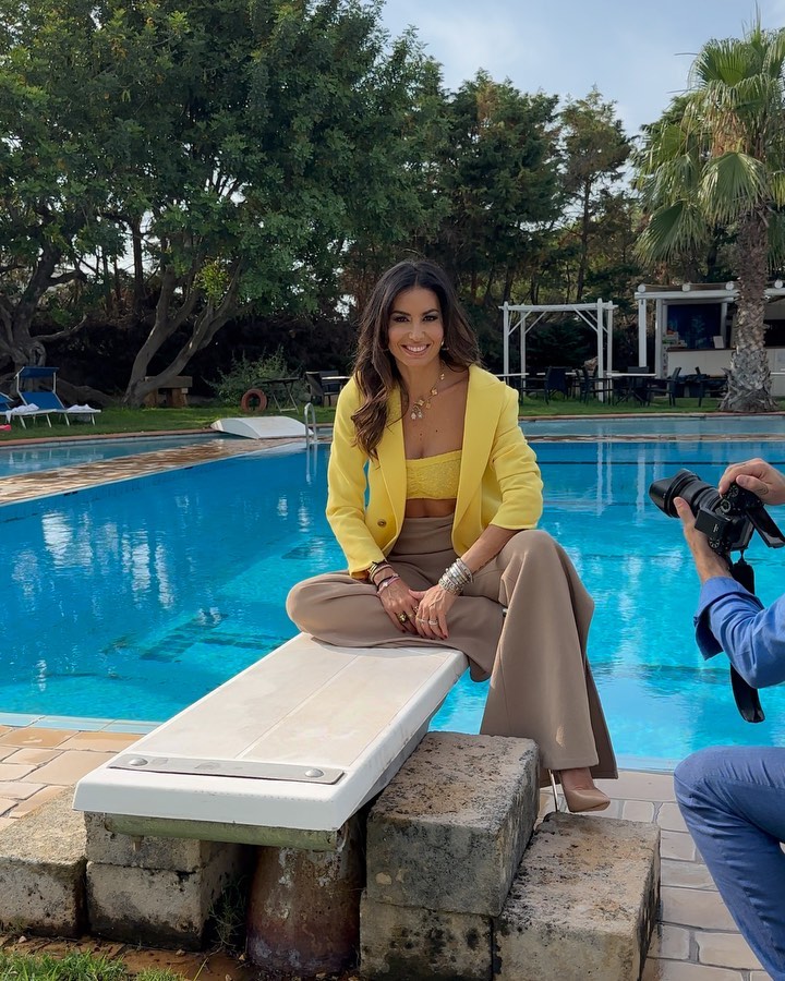 Elisabetta Gregoraci • Curiosi di vedere la nuova cover di  ?

Io,  e  
vi raccontiamo la nostra feli...