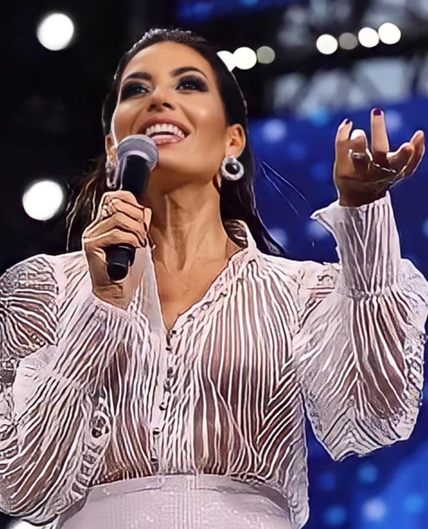 Elisabetta Gregoraci • Comincio già a sentire la musica in sottofondo … Bari pronta per questa triple...