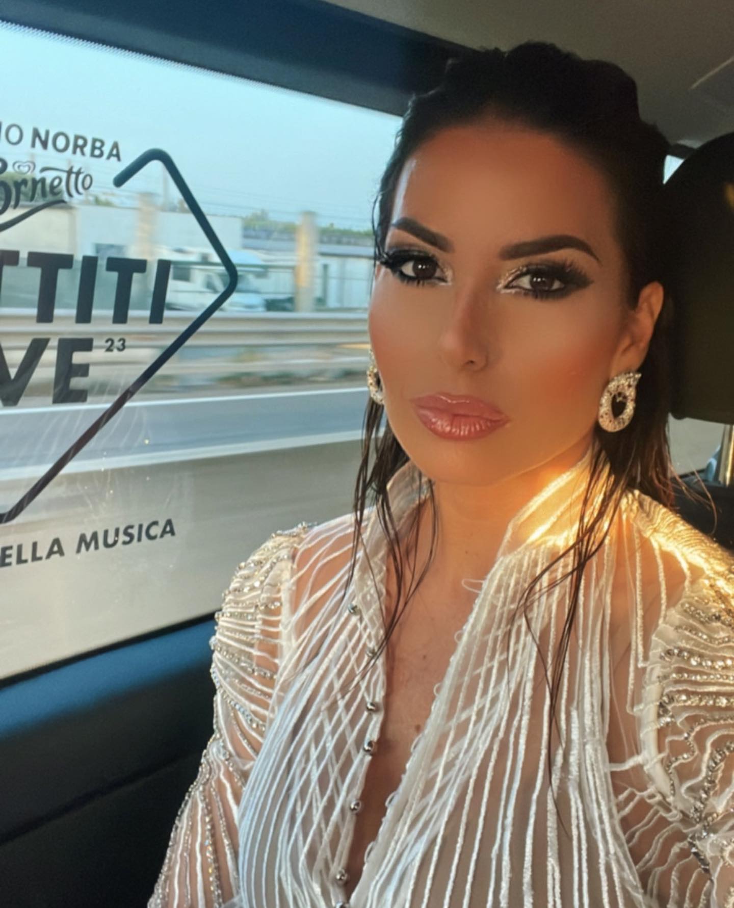 Elisabetta Gregoraci • Comincio già a sentire la musica in sottofondo … Bari pronta per questa triple...