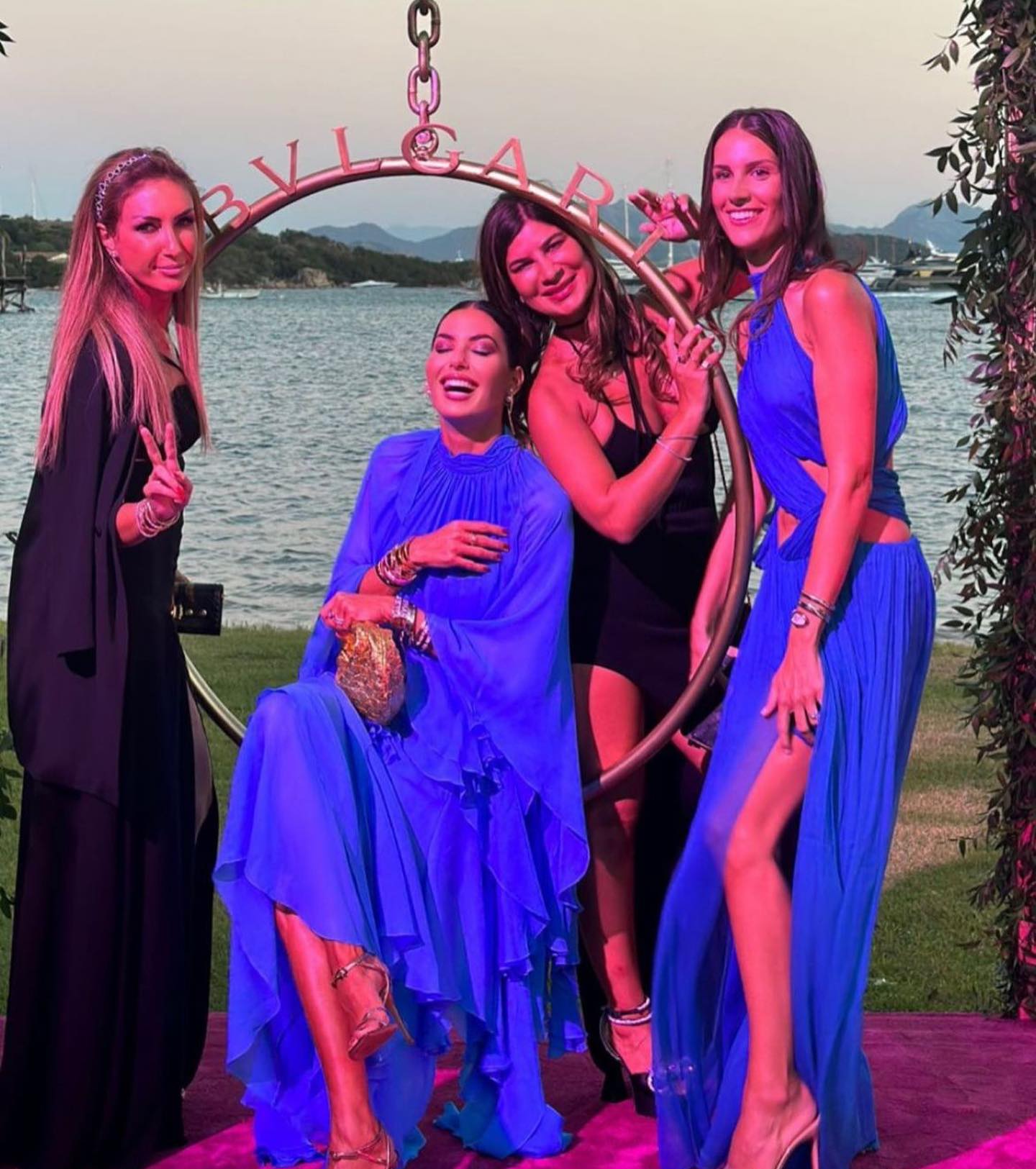 Elisabetta Gregoraci • Yesterday’s night: blue and my amazing squad 

N.B in pendant con mio figlio s...