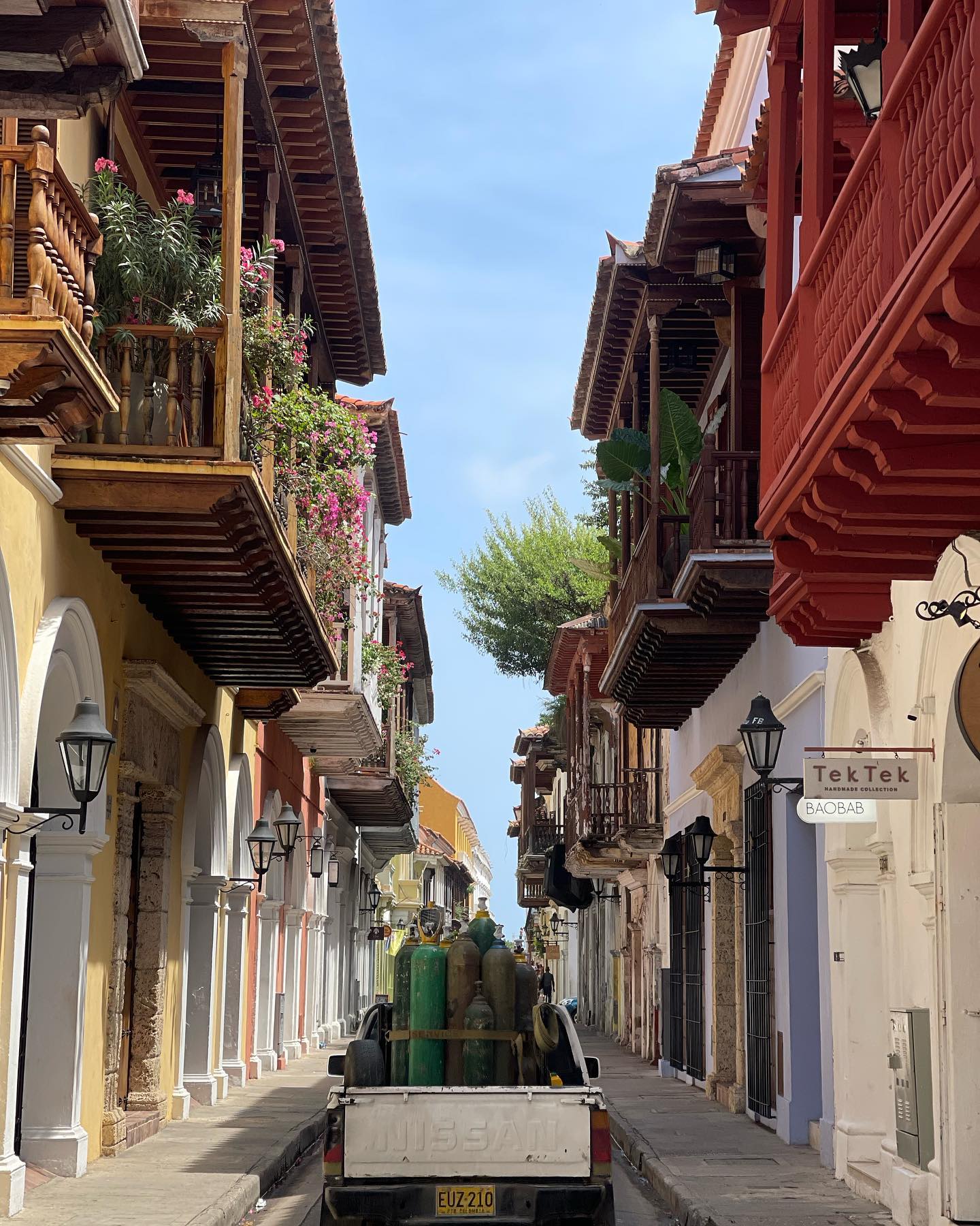 Selvaggia Lucarelli Abbiamo lasciato Cartagena dopo cinque giorni densi di colori, afa, musica, chic...