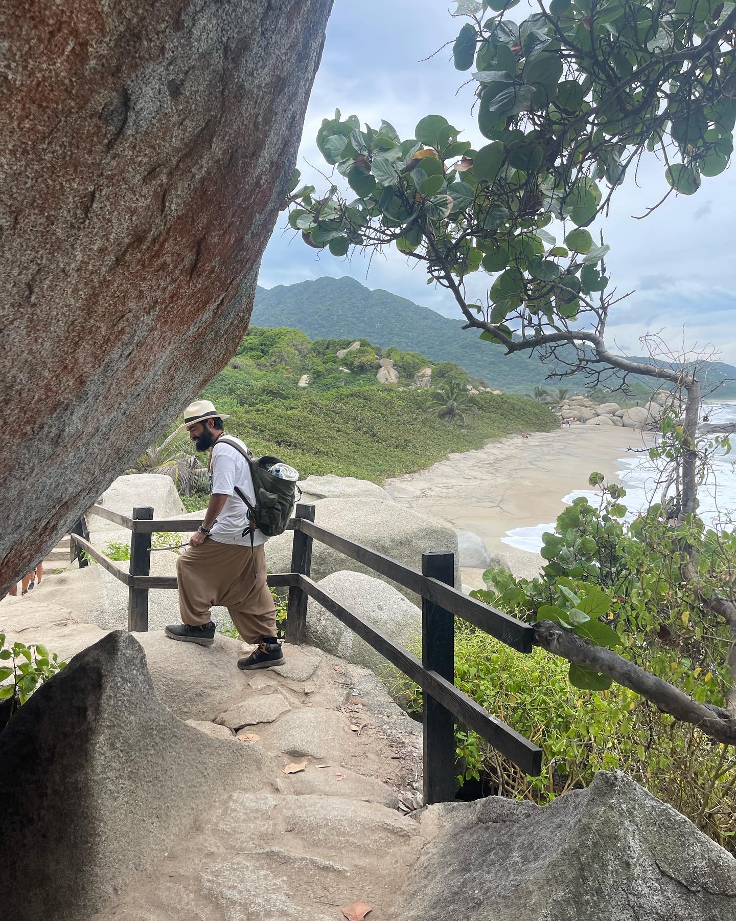 Selvaggia Lucarelli Il parco Tayrona è oceano che ti porta via, scimmie urlatrici, migliaia di passi...