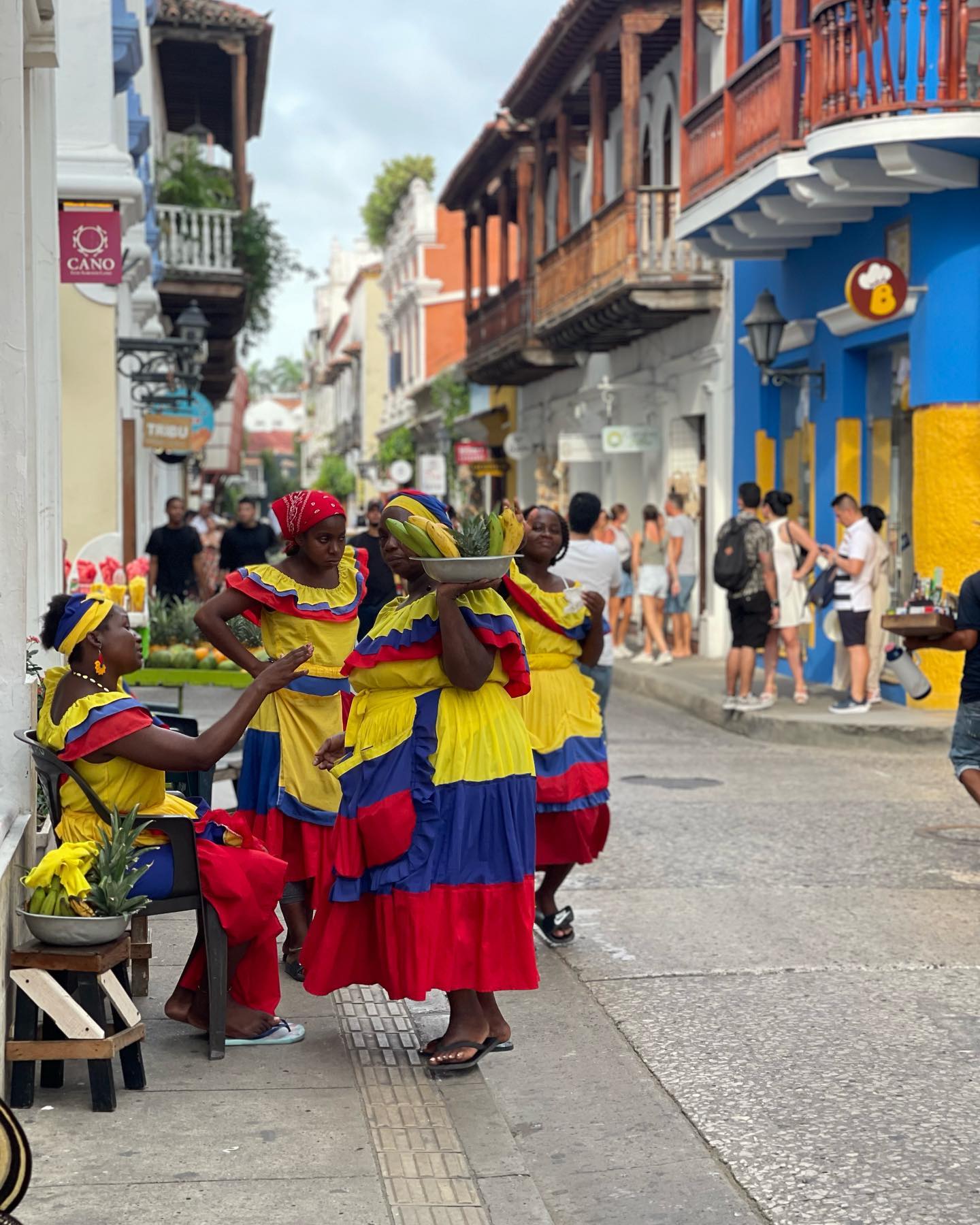 Selvaggia Lucarelli Abbiamo lasciato Cartagena dopo cinque giorni densi di colori, afa, musica, chic...