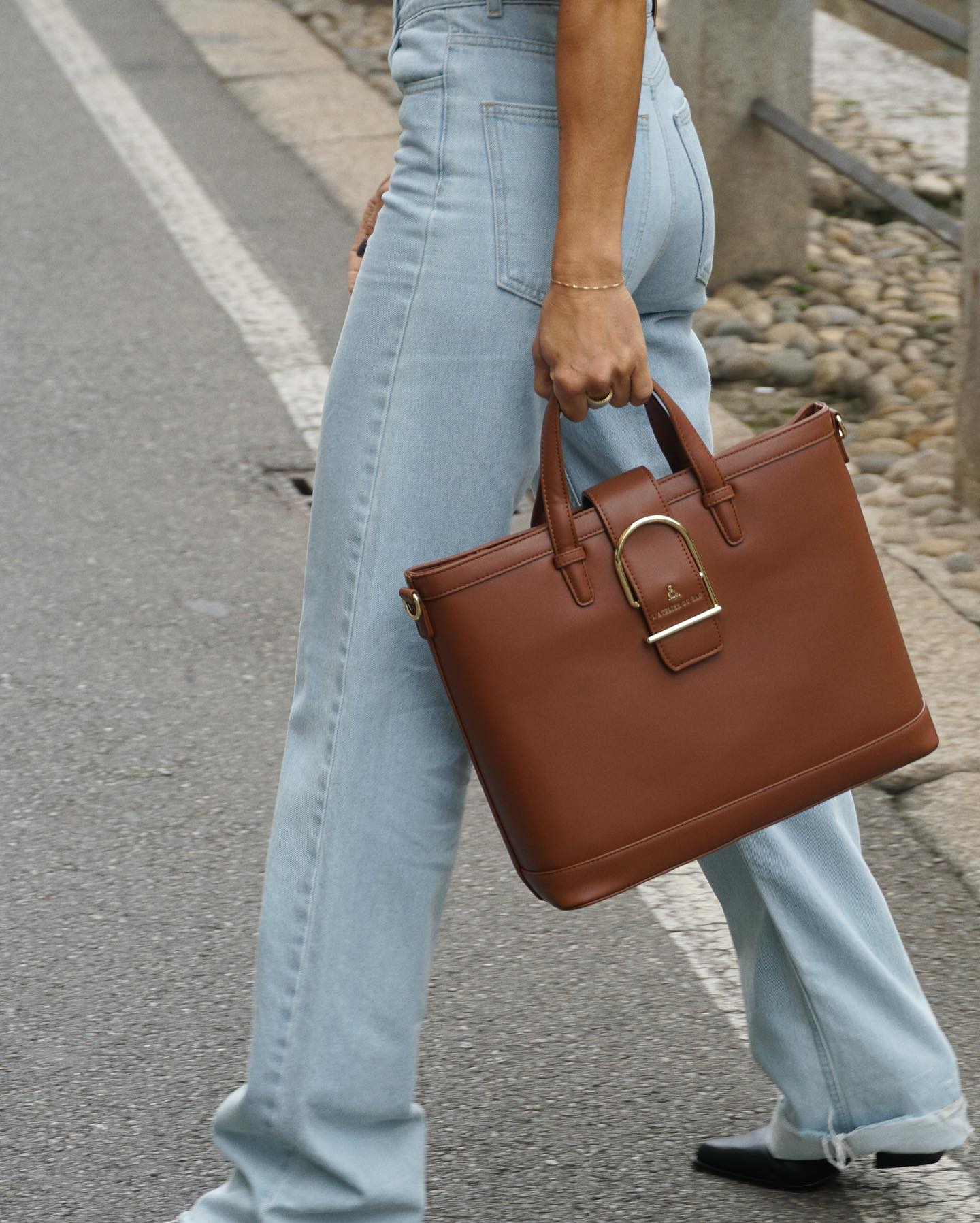 Elisabetta Canalis Strolling in Milan with my  bag. Cool and in eco-leather!


adv...