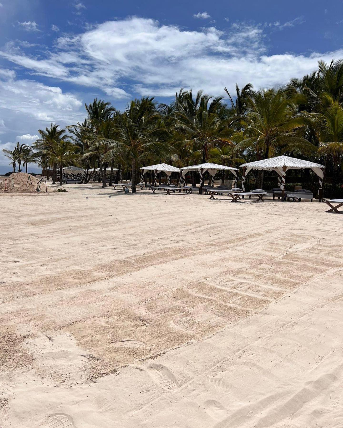 Flavio Briatore Lavori per ampliare la spiaggia del  portati a termine!
Ecco il risultato!

Work...