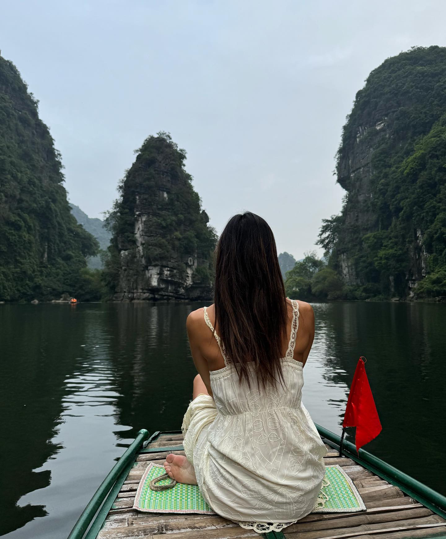 Elisabetta Gregoraci •Vietnam Giorno 5 
Navigando verso Nord. Raggiunto Halong Bay, l'ottava meravigl...