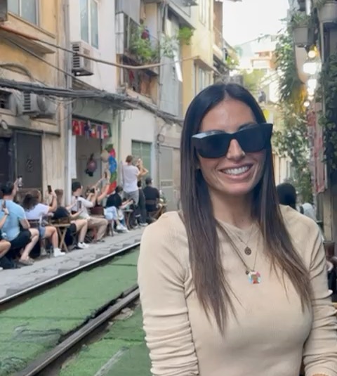 Elisabetta Gregoraci • Vietnam, fine del tour . Tra i vicoli animati, le pagode secolari e la folle m...