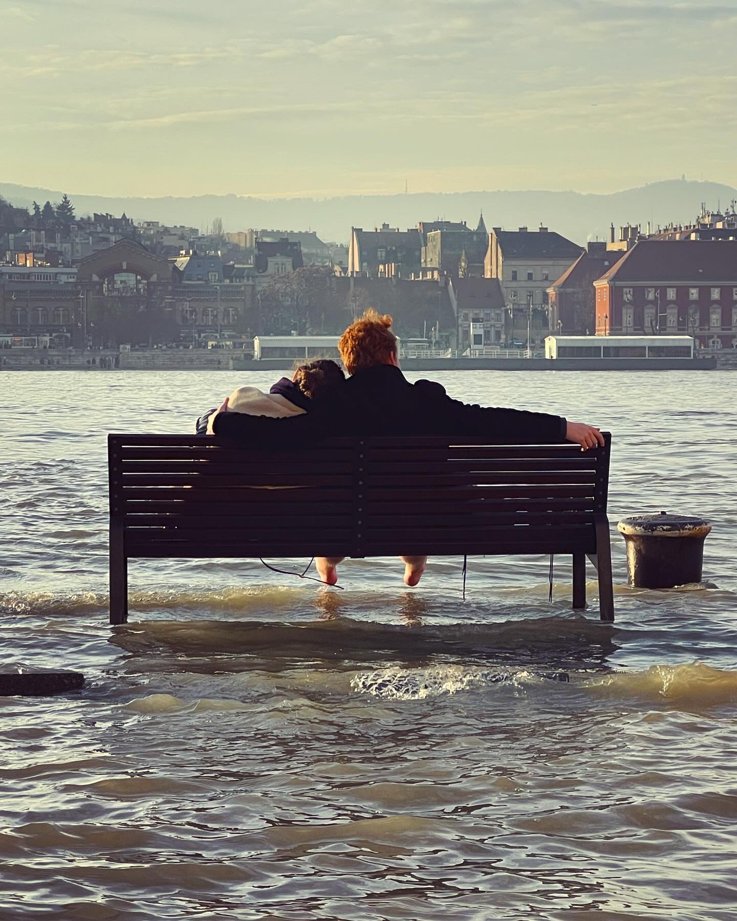 Selvaggia Lucarelli Il Danubio esonda, l’amore resiste....