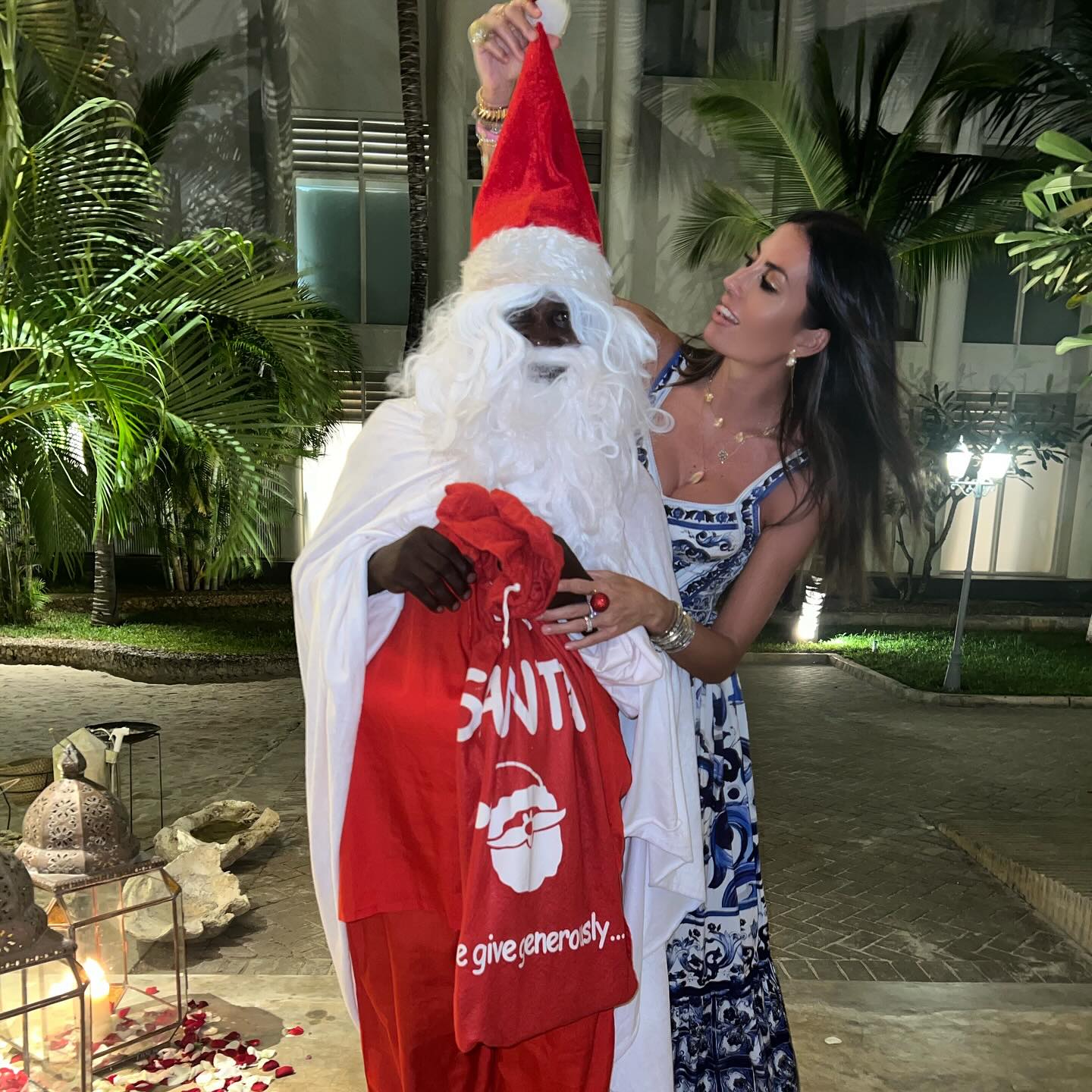 Elisabetta Gregoraci • Natale è tempo di gioia e condivisione! Auguri a tutti voi, vi auguro tanta gi...