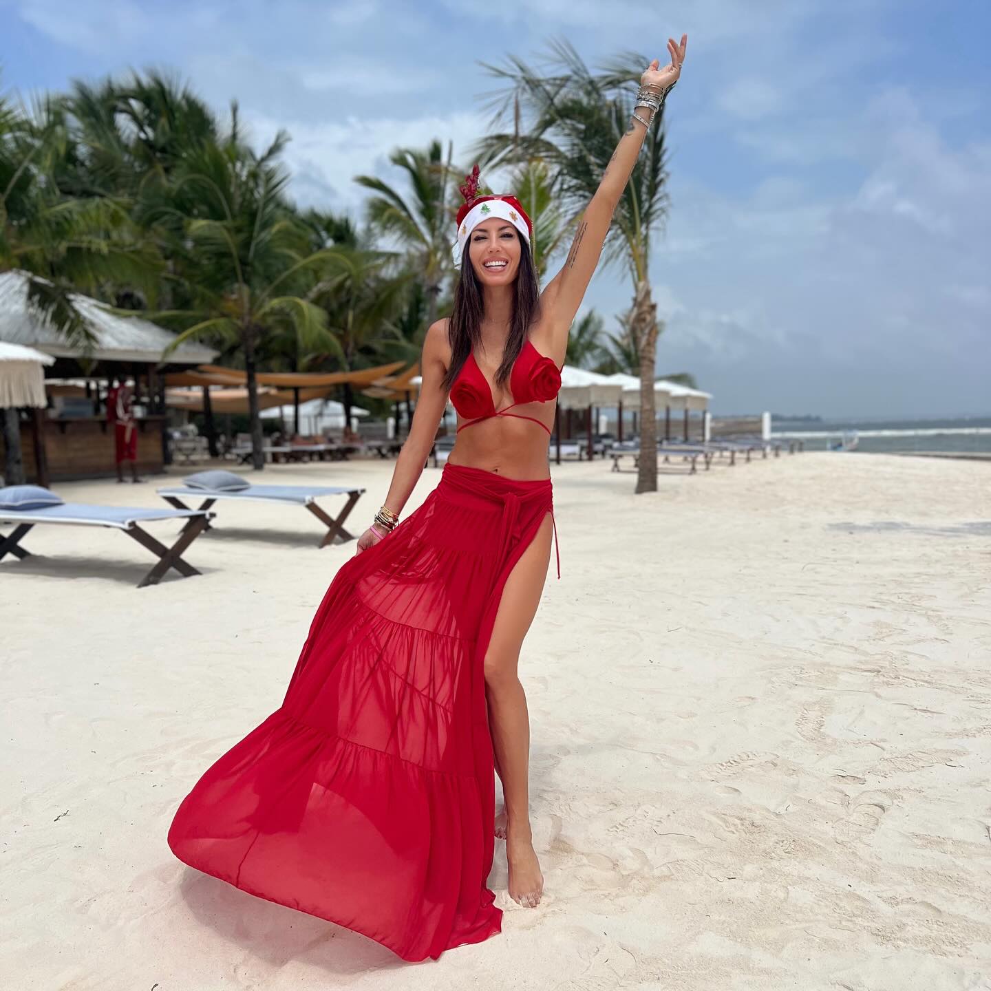 Elisabetta Gregoraci • Natale è tempo di gioia e condivisione! Auguri a tutti voi, vi auguro tanta gi...