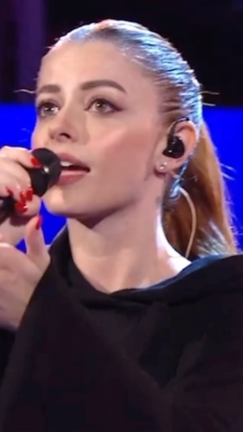 Annalisa Questa canzone, in questo studio 
Mai più sola...