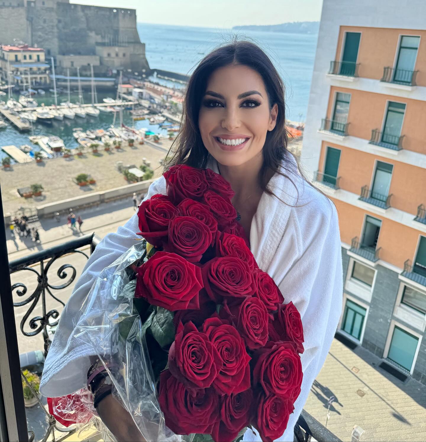 Elisabetta Gregoraci • Cu ‘o sole int’ o core . Bella che sei Napoli...