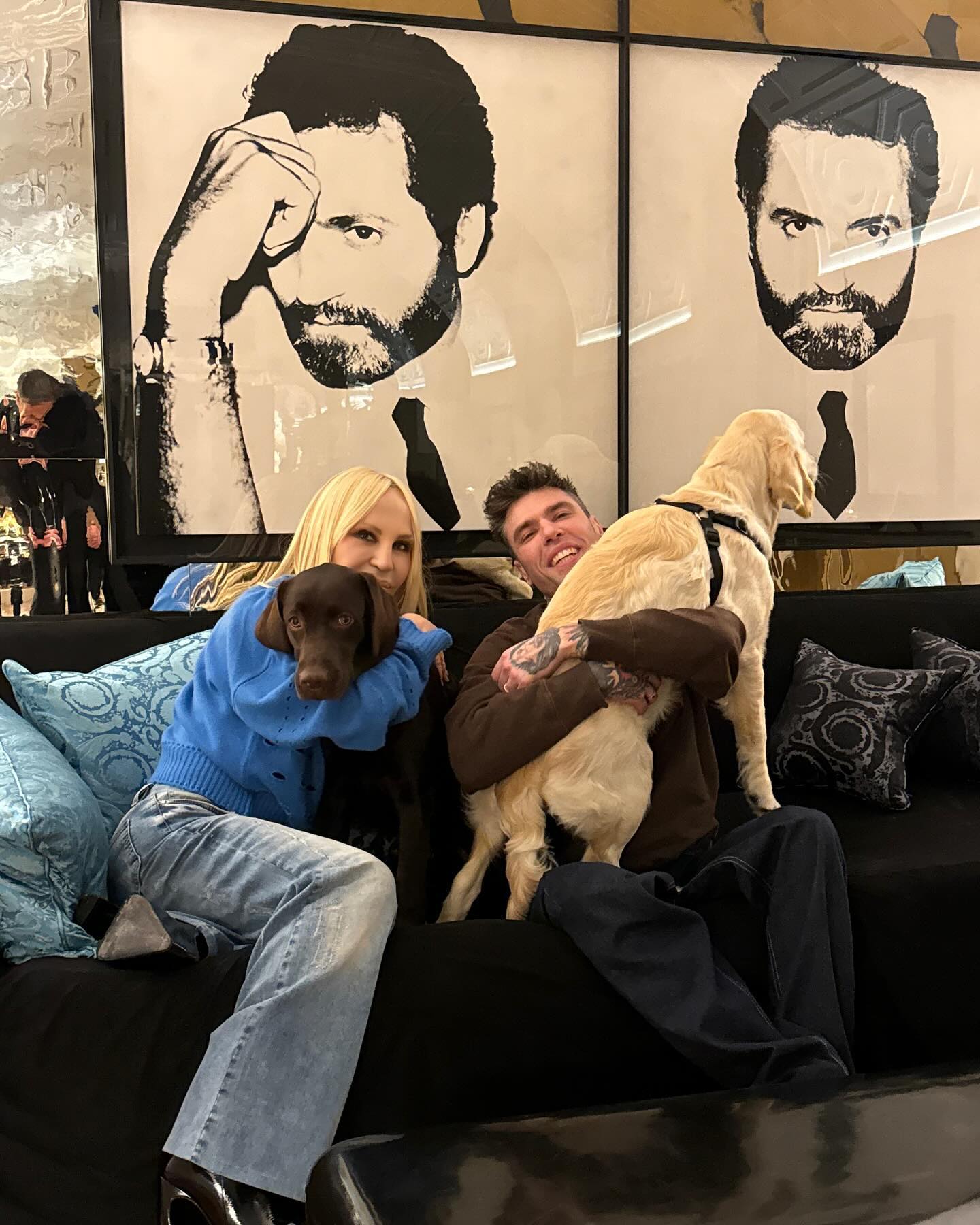 Fedez Quando porti il tuo cane a casa di Donatella Versace e nulla può andare storto...