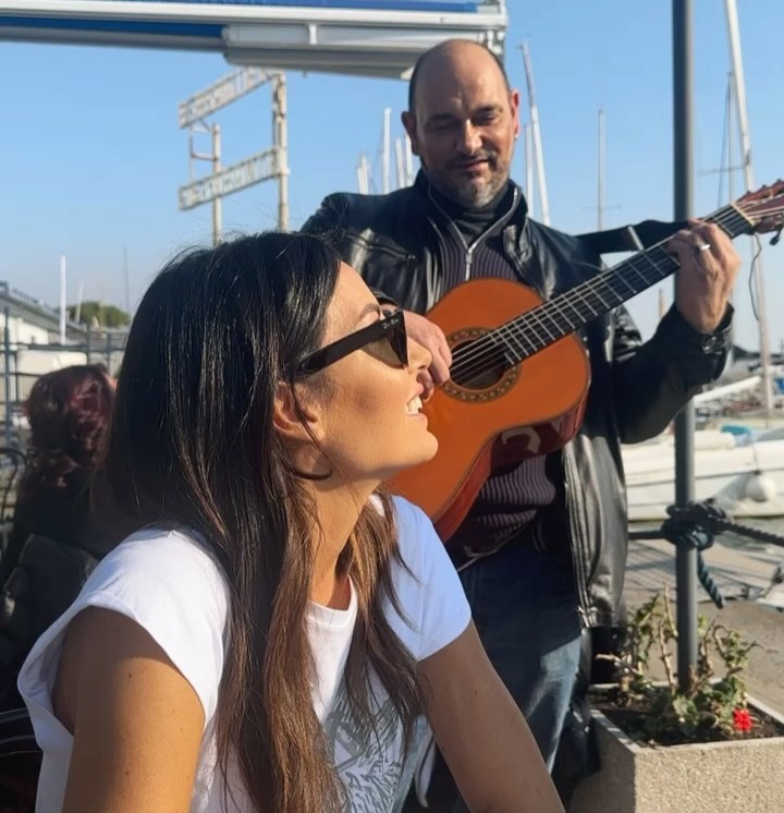 Elisabetta Gregoraci • Cu ‘o sole int’ o core . Bella che sei Napoli...