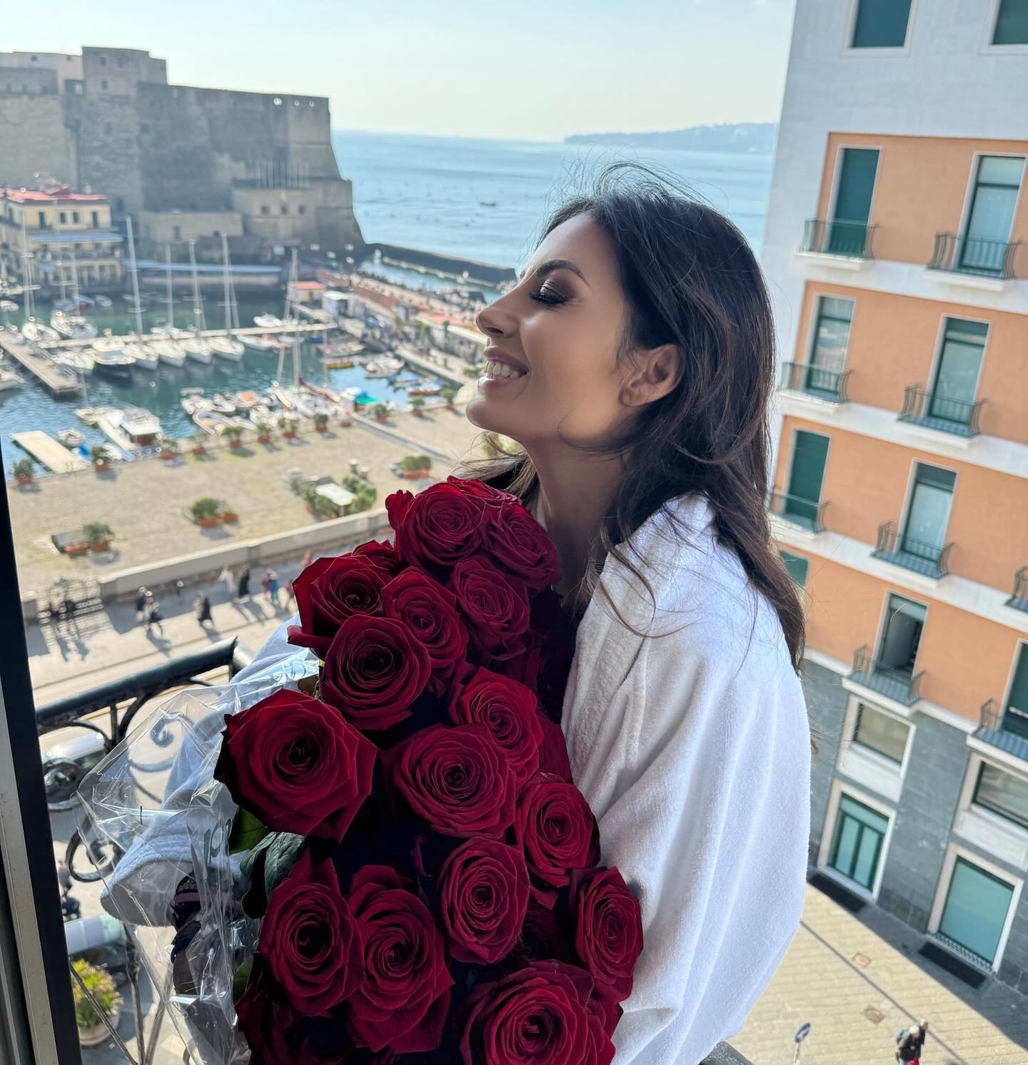 Elisabetta Gregoraci • Cu ‘o sole int’ o core . Bella che sei Napoli...