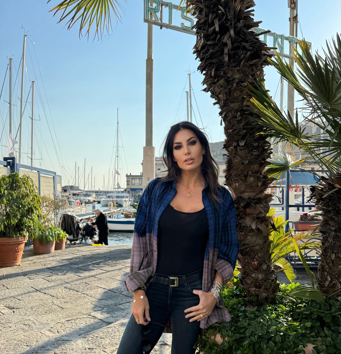 Elisabetta Gregoraci • Cu ‘o sole int’ o core . Bella che sei Napoli...