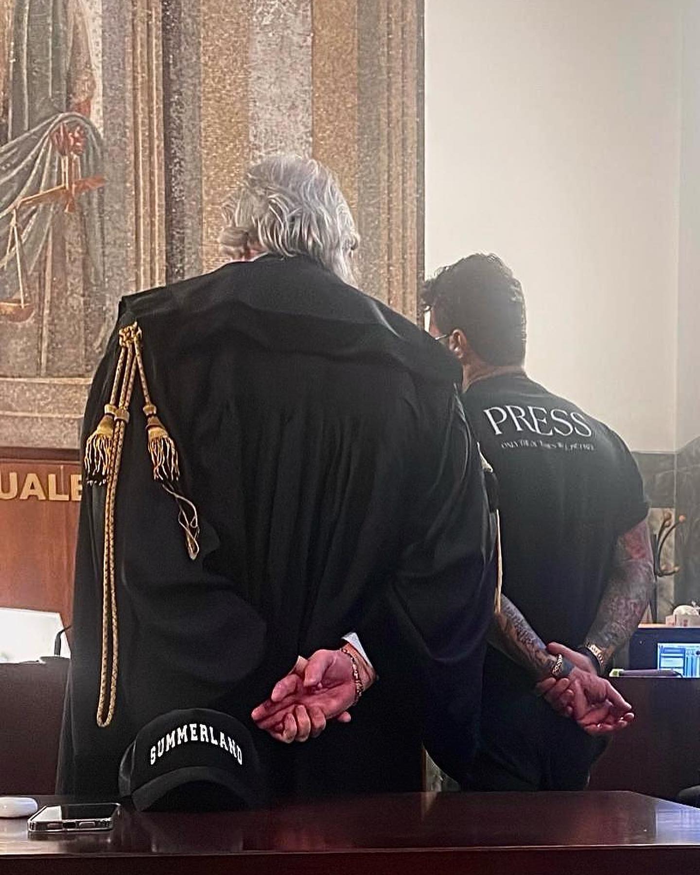 Fabrizio Corona La legge e’ uguale per tutti” cosi leggo da molti anni nelle aule dei tribunali ...