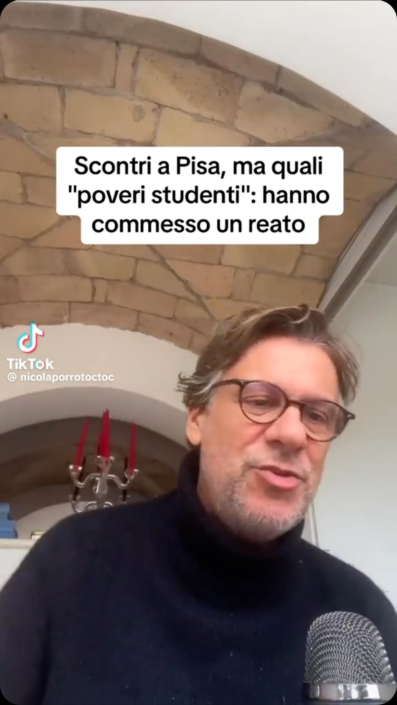 Selvaggia Lucarelli Il giornalista Nicola Porro percula gli studenti manganellati (poveriniiii) affe...