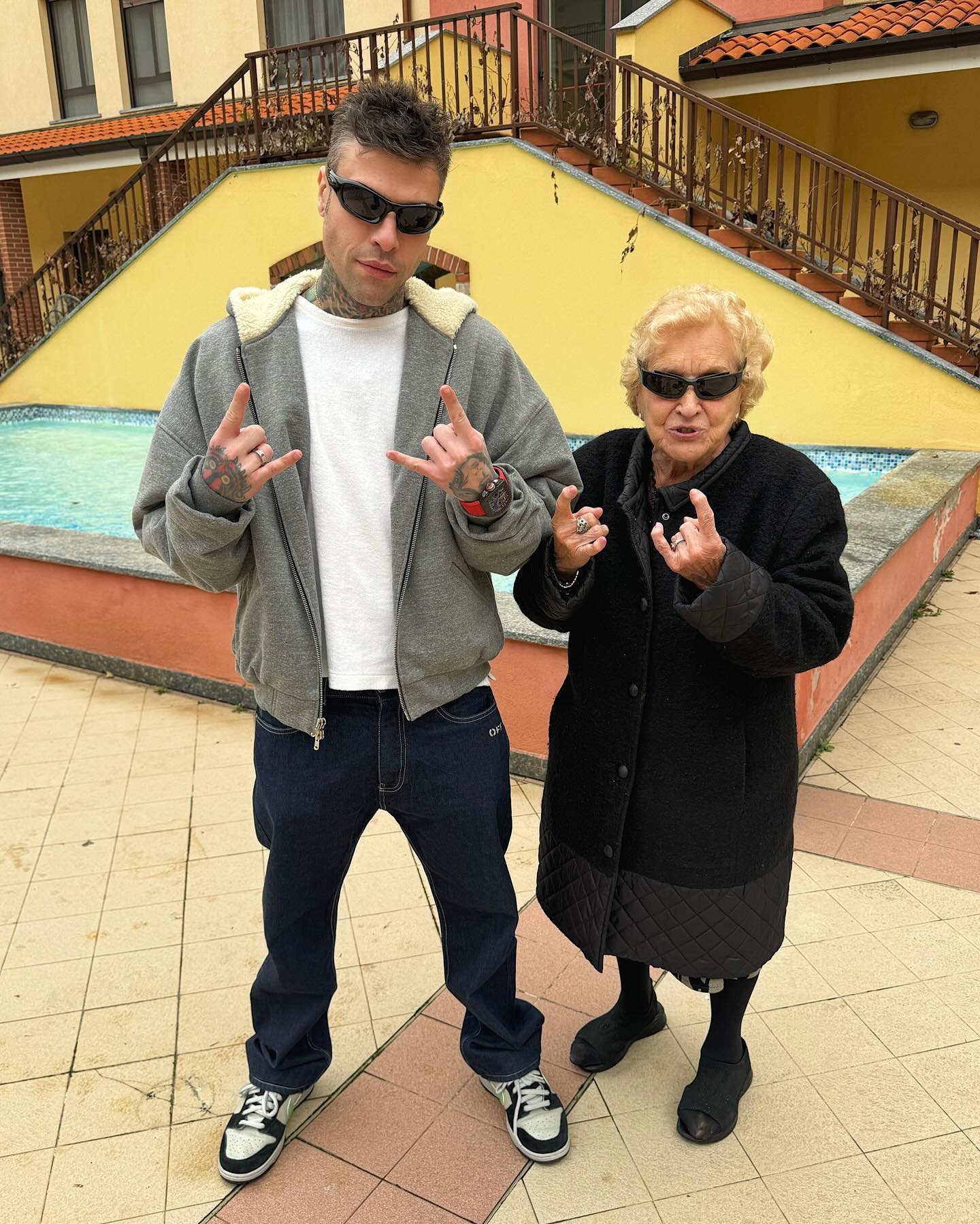 Fedez La nonna compie 18 anni.
Auguri nonna 
Finalmente puoi prendere la patente...