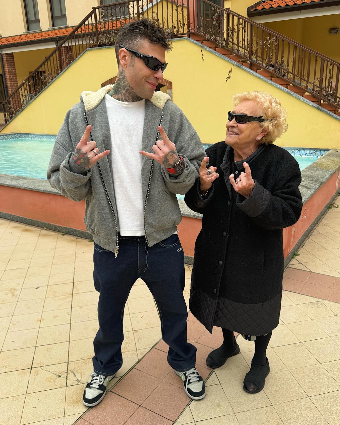 Fedez La nonna compie 18 anni.
Auguri nonna 
Finalmente puoi prendere la patente...