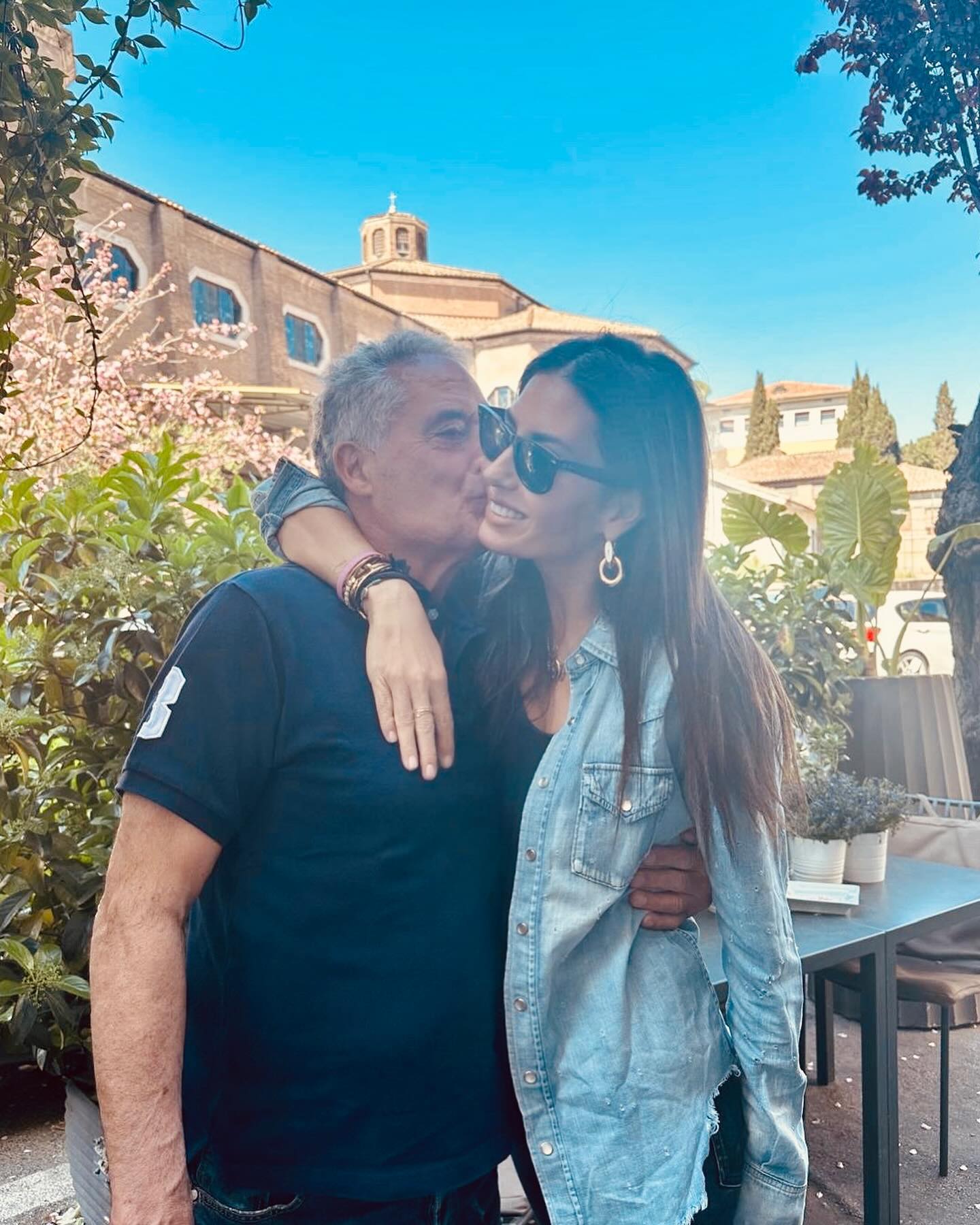 Elisabetta Gregoraci • Casa e’ dove il cuore può ridere senza timidezza...