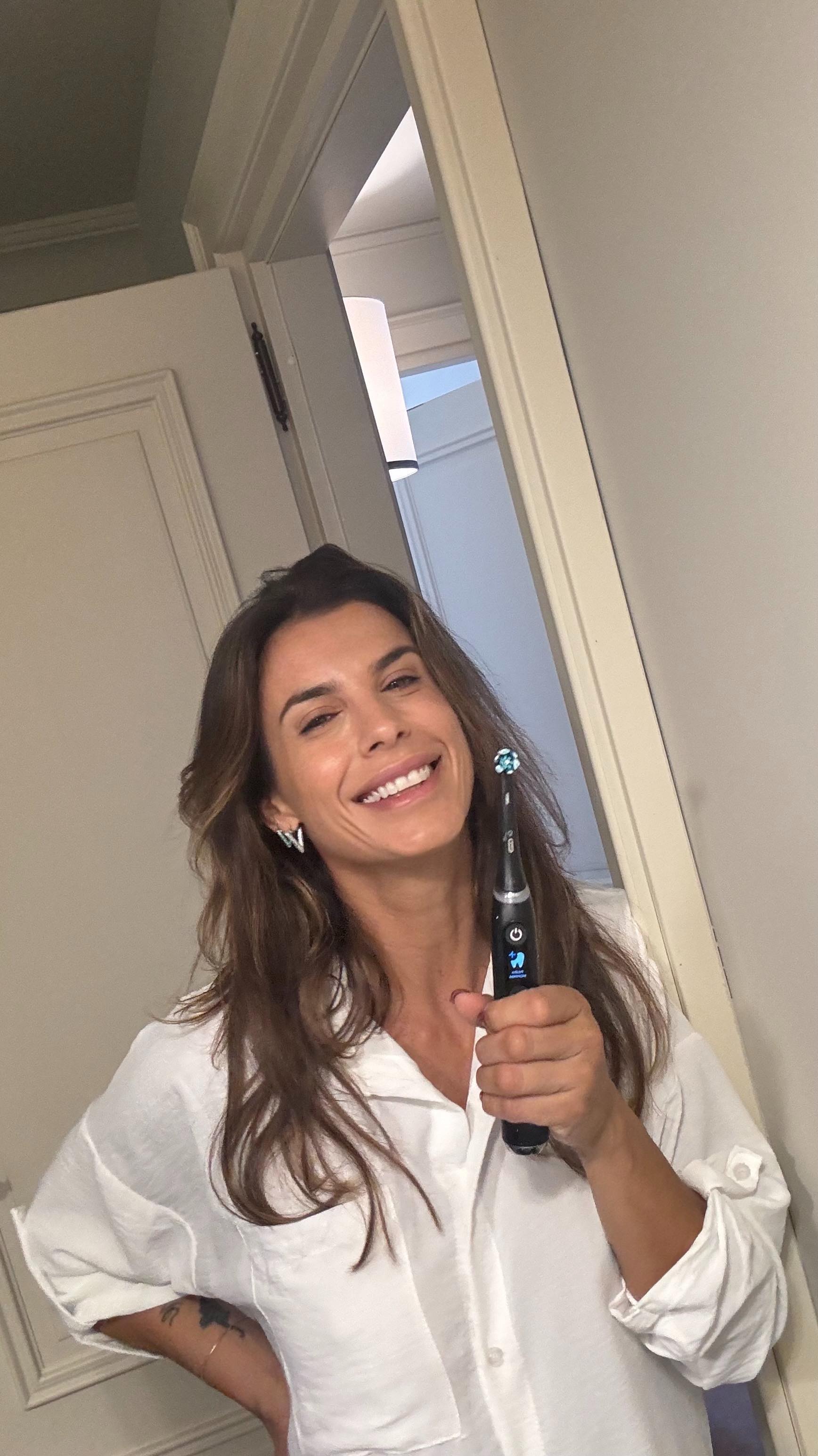 Elisabetta Canalis Always smiling thanks to  iO 10...