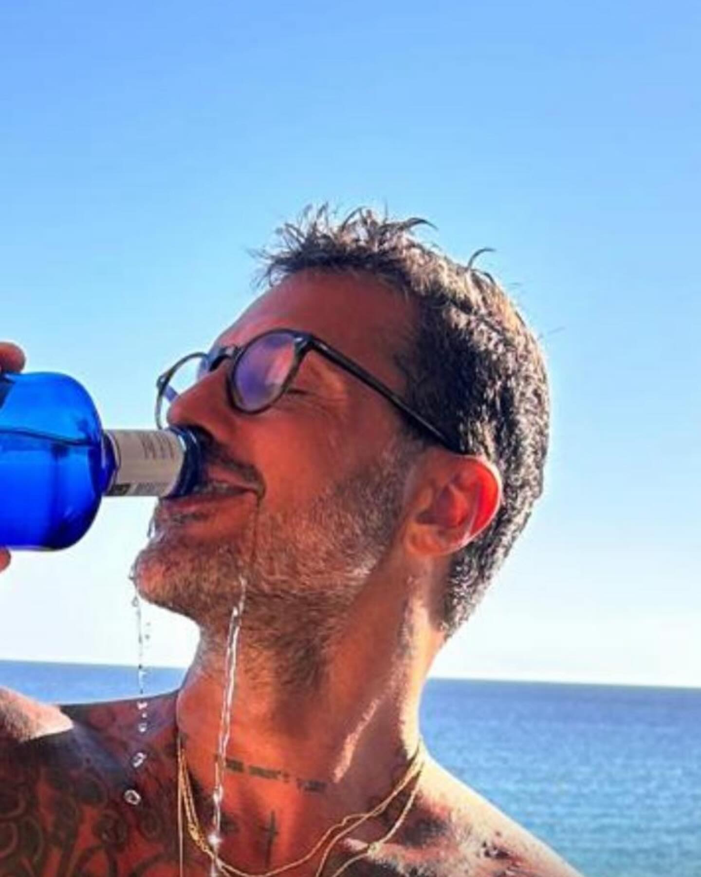 Fabrizio Corona Dicono, “vai in vacanza cambia prospettiva”… Il fatto è che anche da qui voi str...